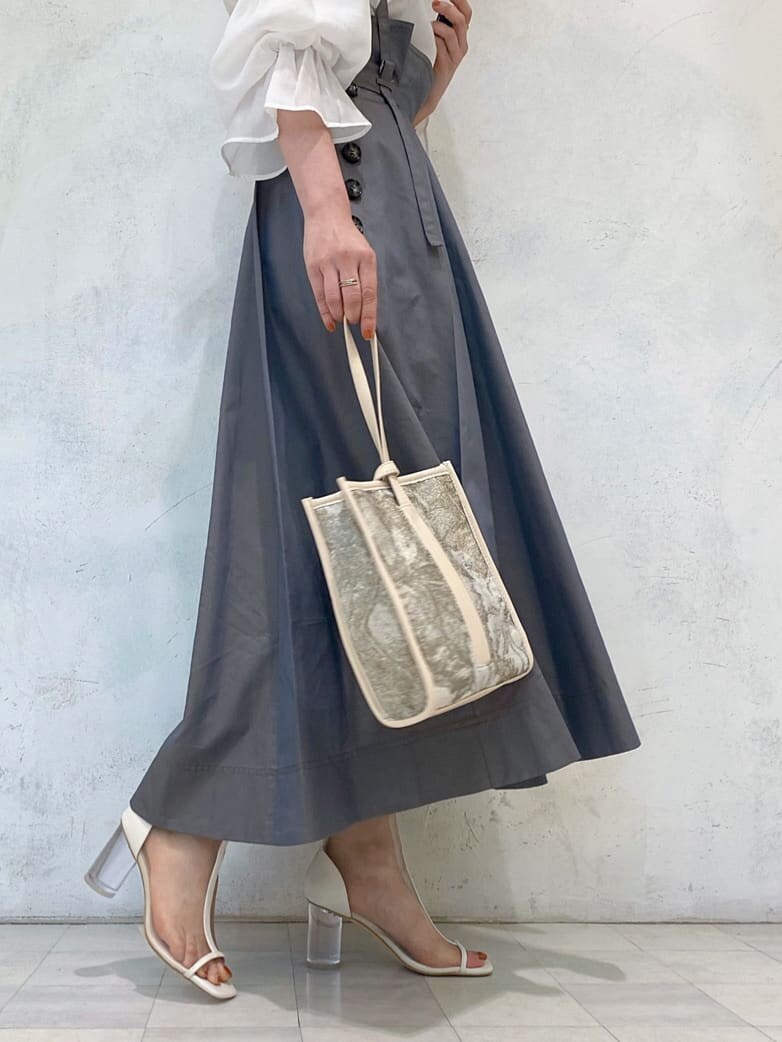 ホワイト系のシャツ/ブラウス、ベージュ系のスカート、ベージュ系のハンドバッグを着用したレディースの夏コーディネートの10枚目の写真