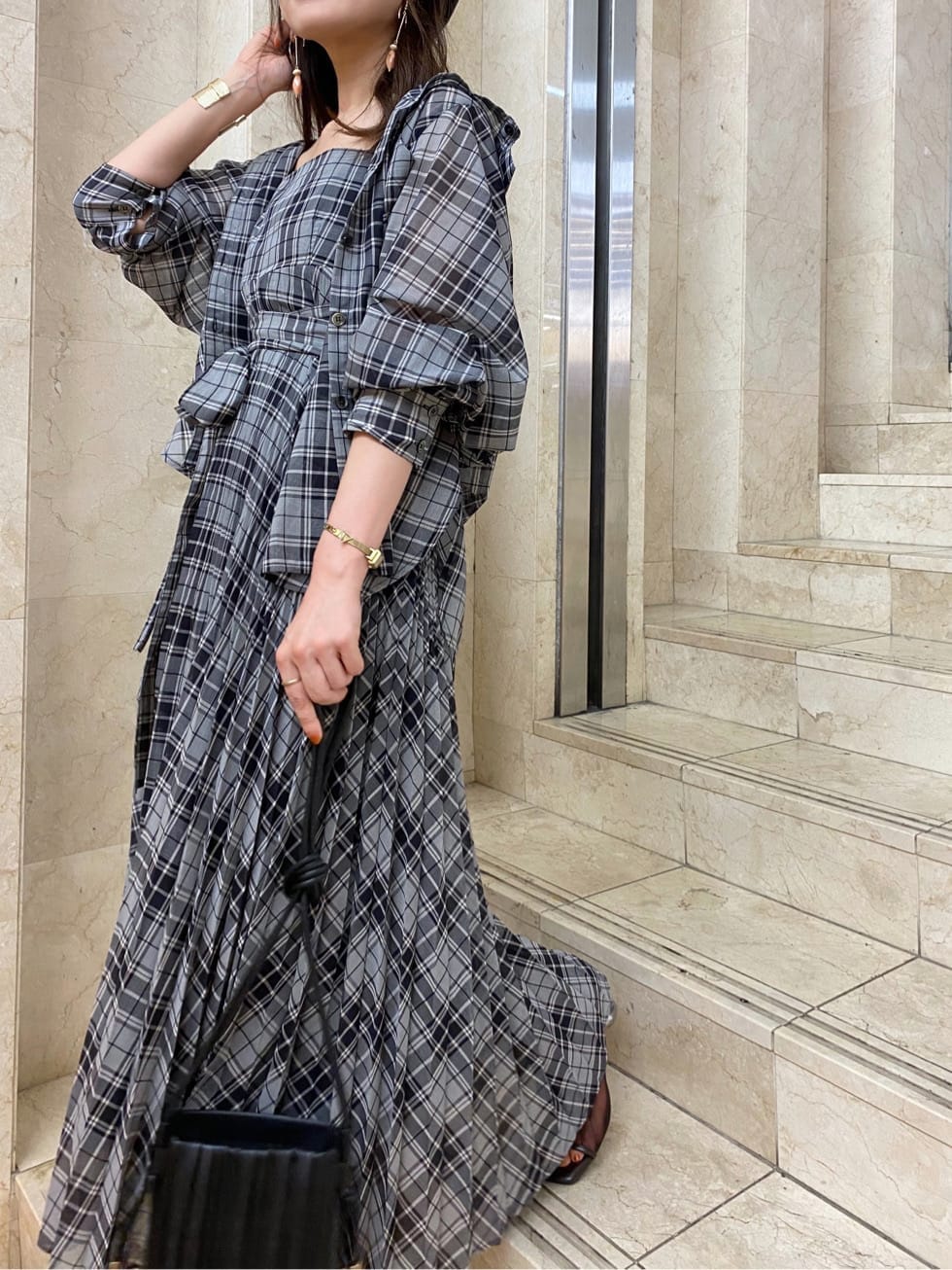 ブラック系のワンピース、ブラウン系のその他シューズ、ブラック系のシャツ/ブラウスを着用したレディースの夏コーディネートの2枚目の写真