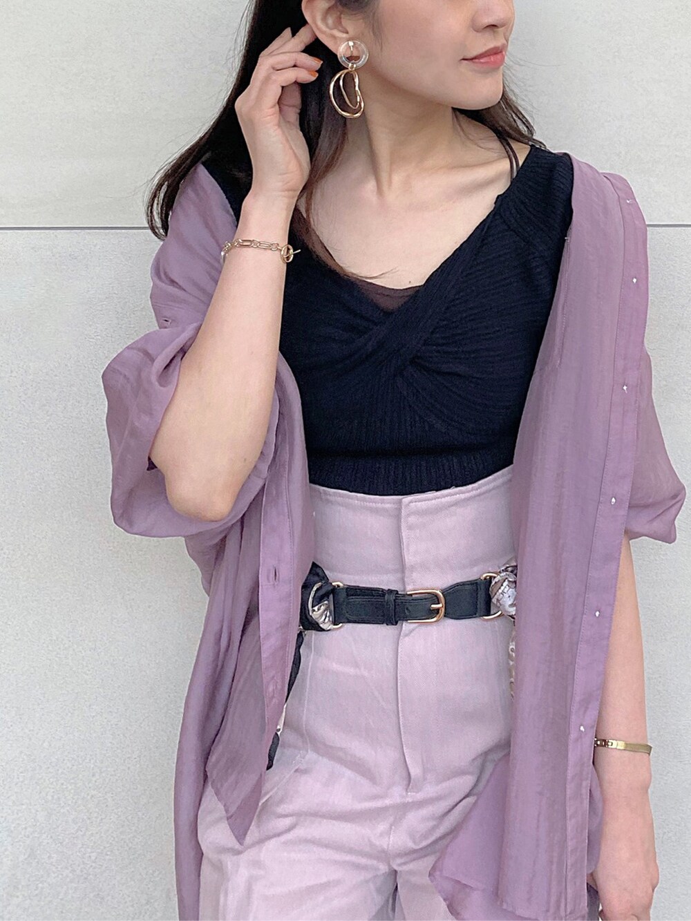 パープル系のシャツ/ブラウス、ピンク系のその他パンツ、ベージュ系のサンダルを着用したレディースの春コーディネートの2枚目の写真