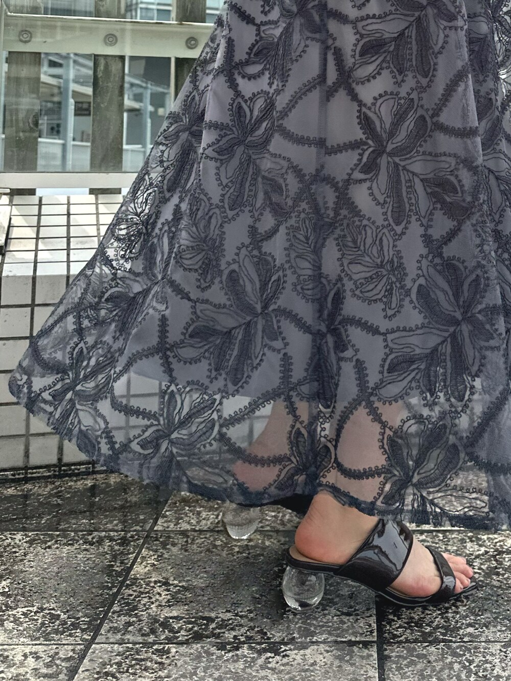 ブラウン系のサンダル、ブラック系のチューブトップ、グレー系のスカートを着用したレディースの夏コーディネートの8枚目の写真