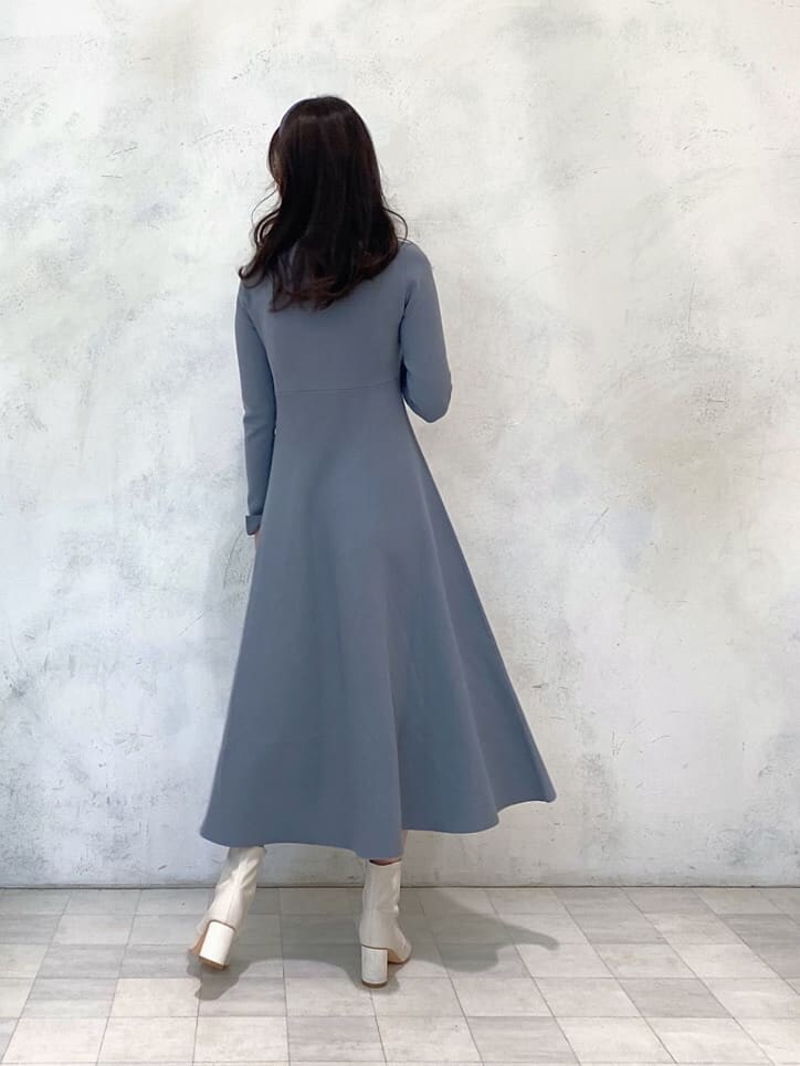 ホワイト系のその他シューズ、ベージュ系のハンドバッグ、ブルー系のワンピースを着用したレディースの秋コーディネートの4枚目の写真