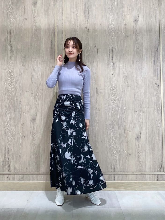 グレー系のその他アウター、パープル系のニット/セーター、ブラック系のスカートを着用したレディースの秋コーディネートの9枚目の写真