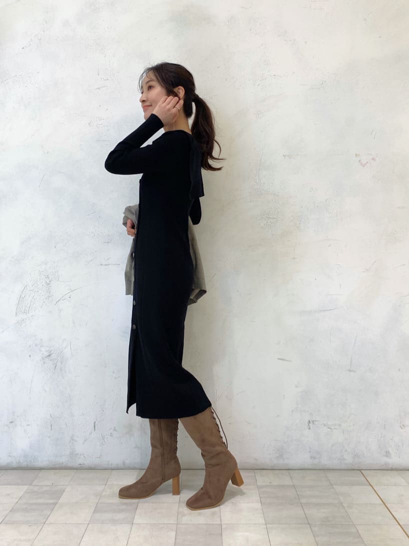 ブラウン系のブーツ、その他のテーラードジャケット、ブラック系のワンピースを着用したレディースの秋コーディネートの10枚目の写真