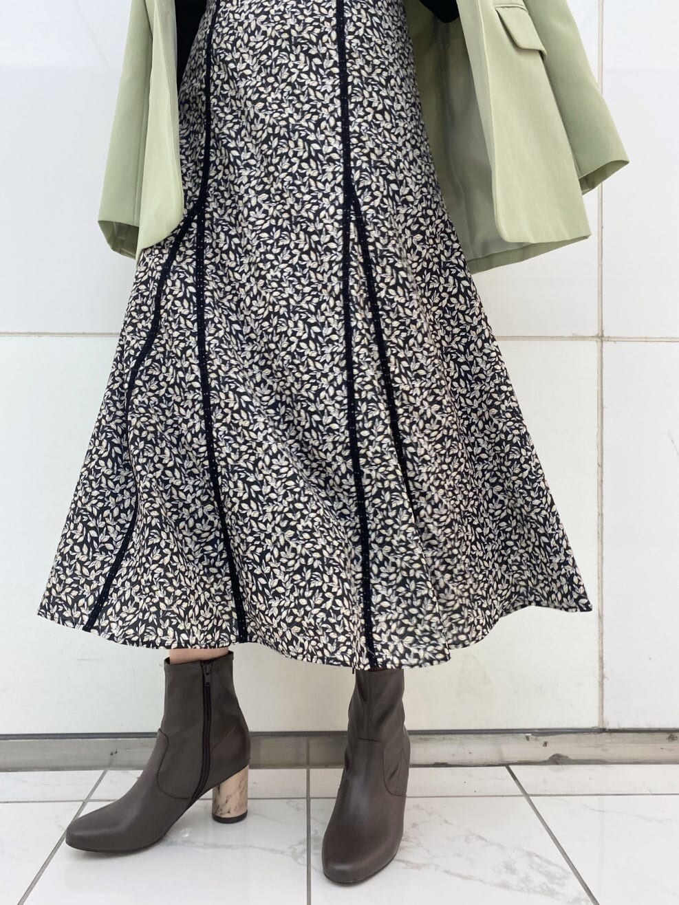 ブラック系のワンピース、ブラウン系のその他シューズ、グリーン系のテーラードジャケットを着用したレディースの秋コーディネートの9枚目の写真