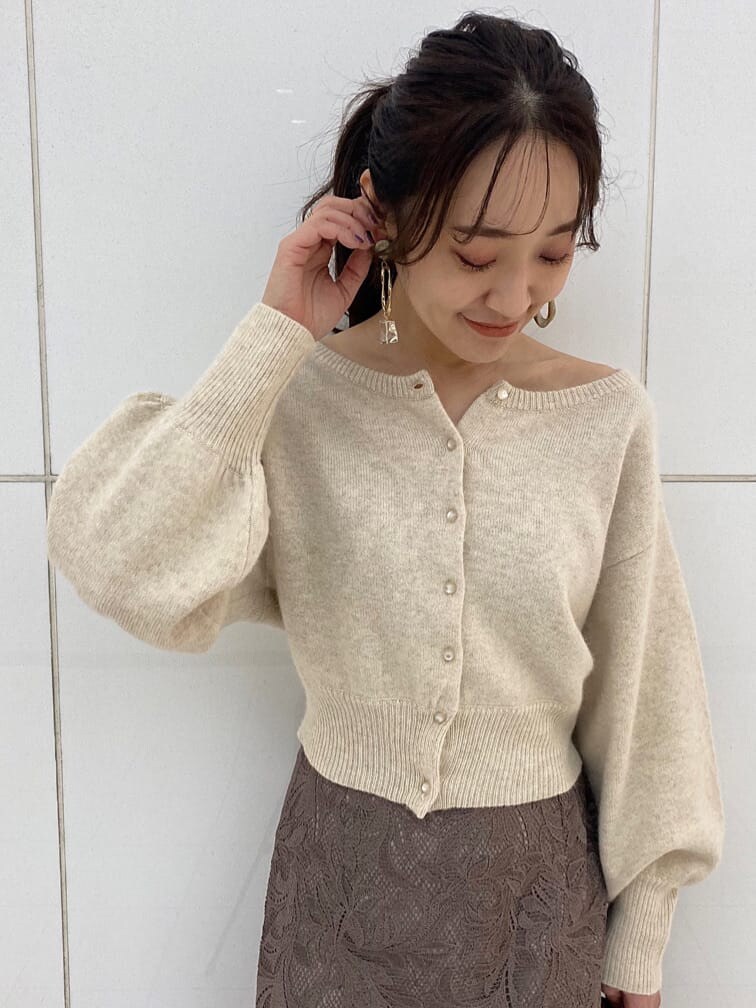 ベージュ系のパンプス、パープル系のチェスターコート、ホワイト系のニット/セーターを着用したレディースの冬コーディネートの7枚目の写真