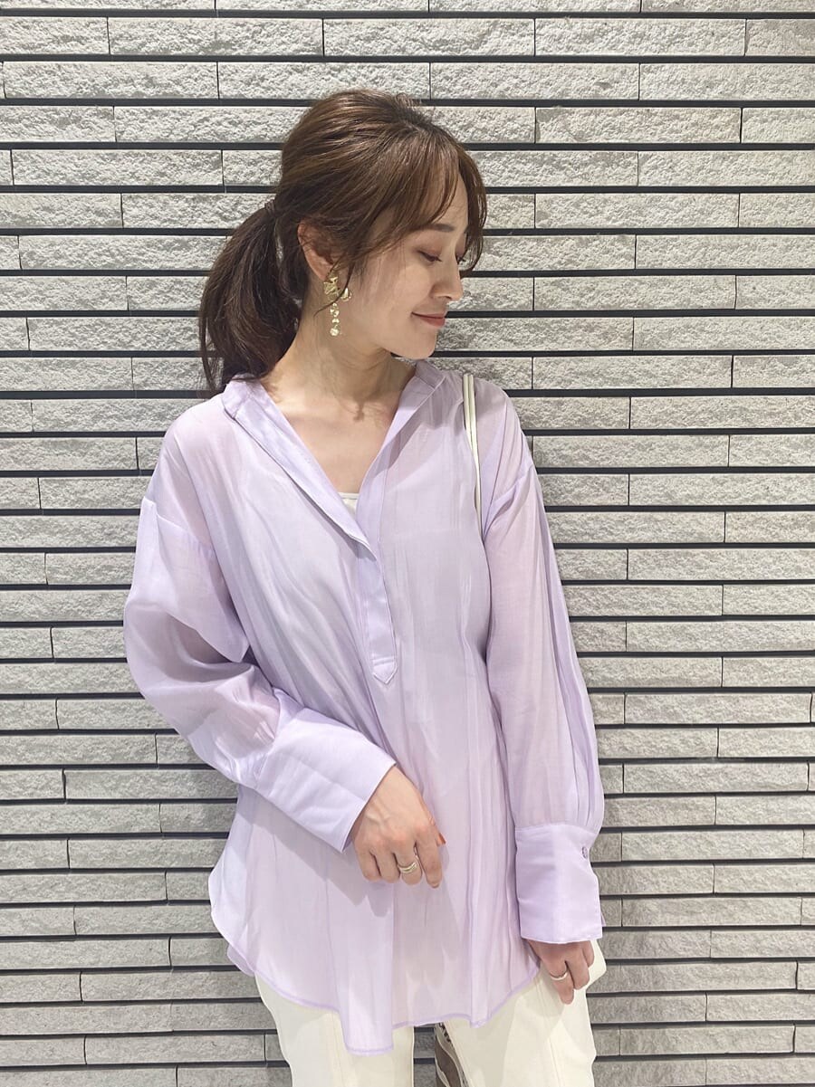 ホワイト系のその他パンツ、ベージュ系のパンプス、ホワイト系のハンドバッグを着用したレディースの夏コーディネートの5枚目の写真