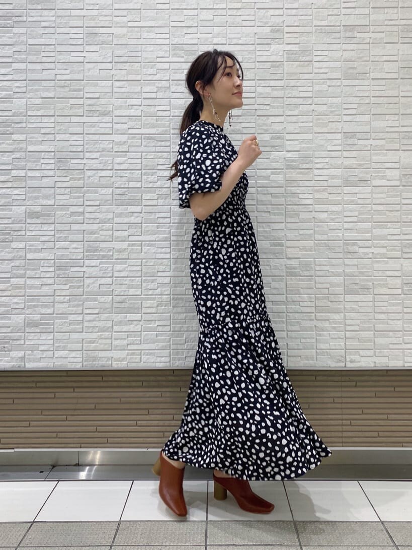 ブラウン系のサンダル、ベージュ系のキャミソール、ブラック系のワンピースを着用したレディースの夏コーディネートの3枚目の写真