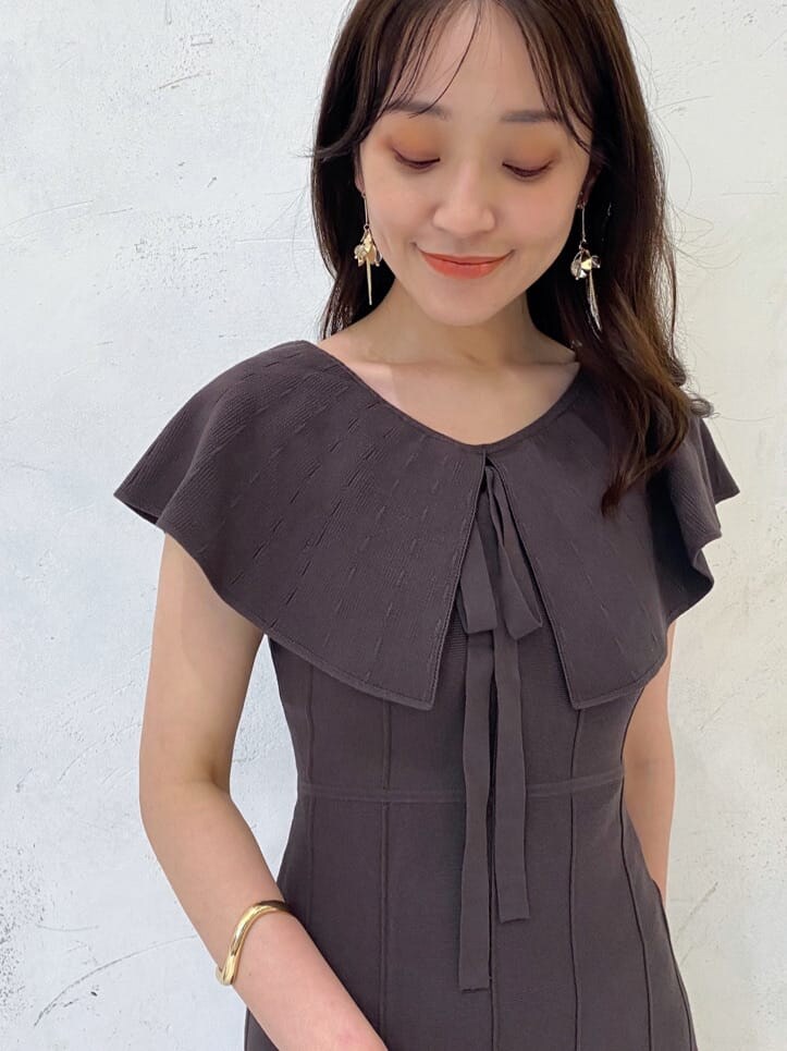 ベージュ系のキャミソール、ブラウン系のワンピース、ブラウン系のサンダルを着用したレディースの夏コーディネートの9枚目の写真