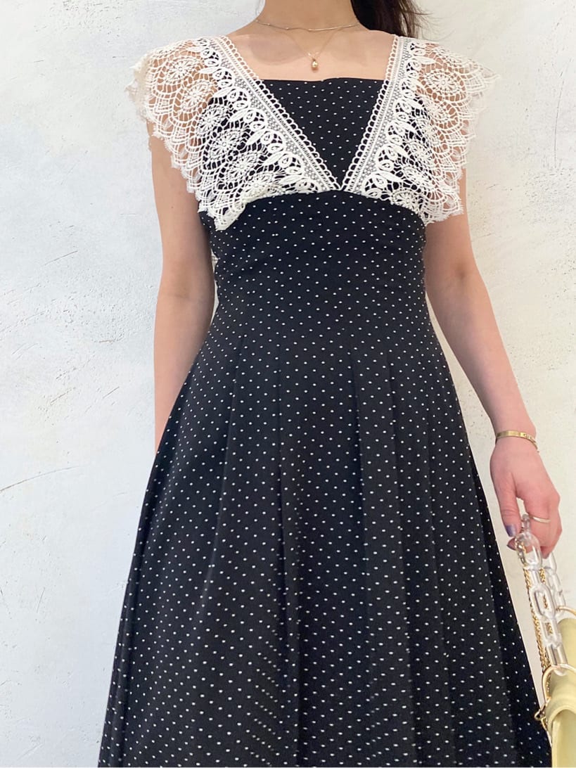 ブラック系のTシャツ/カットソー、ブルー系のテーラードジャケット、イエロー系のショルダーバッグを着用したレディースの春コーディネートの4枚目の写真