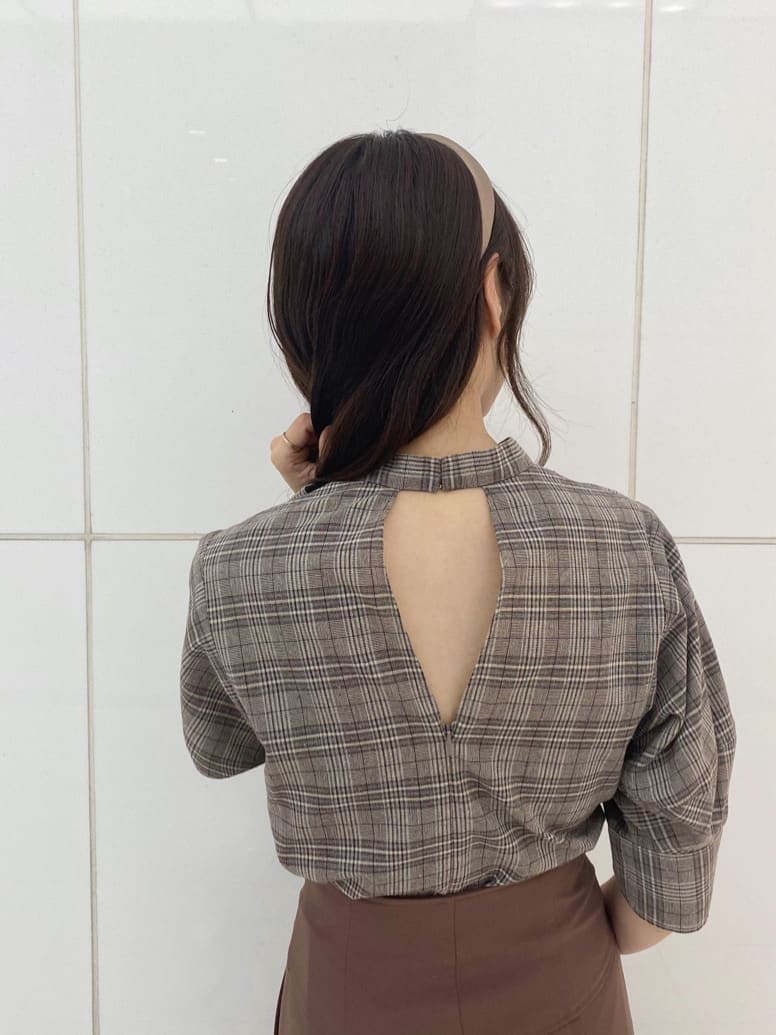 その他のシャツ/ブラウス、ブラック系のテーラードジャケット、ブラウン系のその他シューズを着用したレディースの秋コーディネートの9枚目の写真