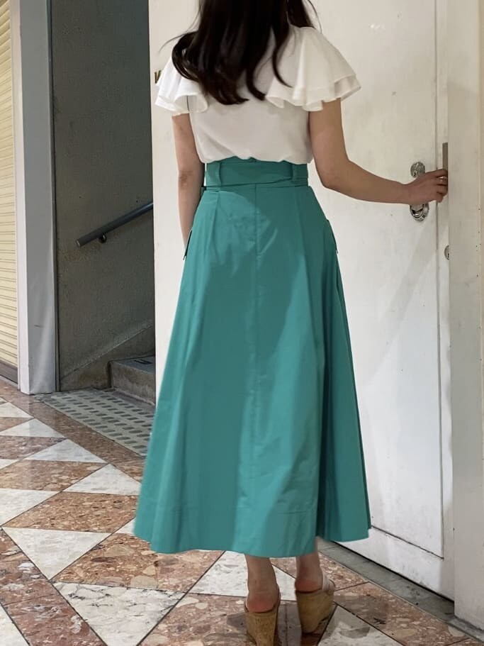 ホワイト系のシャツ/ブラウス、その他のサンダル、ブラック系のトートバッグを着用したレディースの夏コーディネートの4枚目の写真