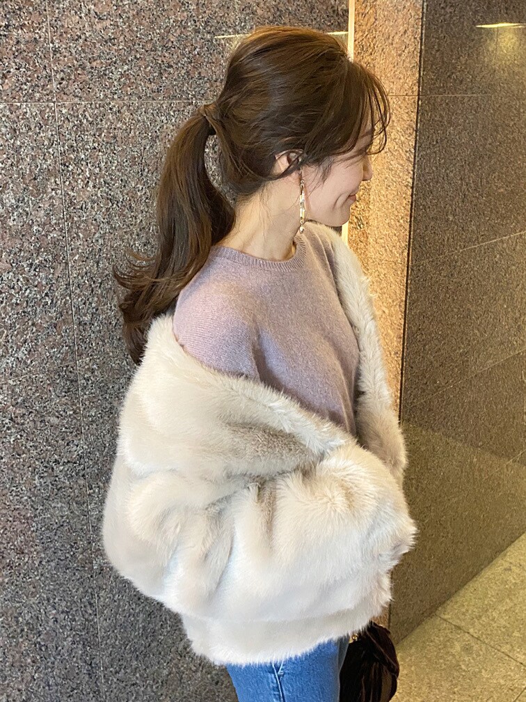 ベージュ系のその他アウター、ブラウン系のクラッチバッグ、ブルー系のその他パンツを着用したレディースの秋コーディネートの3枚目の写真