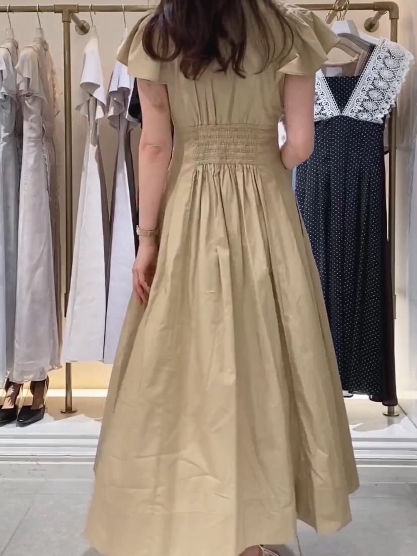 その他のサンダル、ベージュ系のワンピースを着用したレディースの夏コーディネートの4枚目の写真