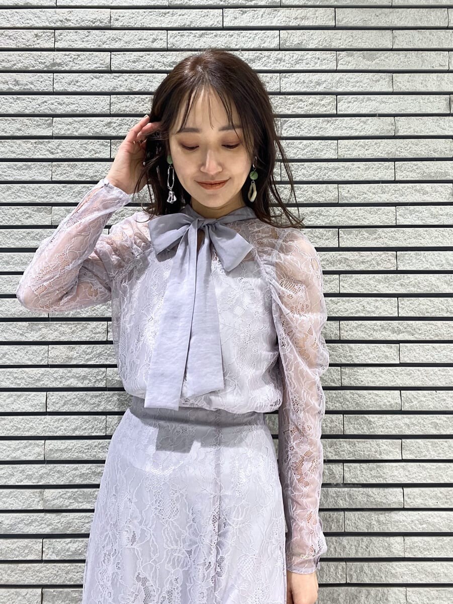 ホワイト系のTシャツ/カットソー、パープル系のシャツ/ブラウス、パープル系のスカートを着用したレディースの冬コーディネートの6枚目の写真