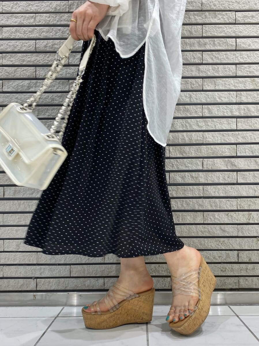 ブラック系のキャミソール、その他のサンダル、ホワイト系のショルダーバッグを着用したレディースの春コーディネートの6枚目の写真