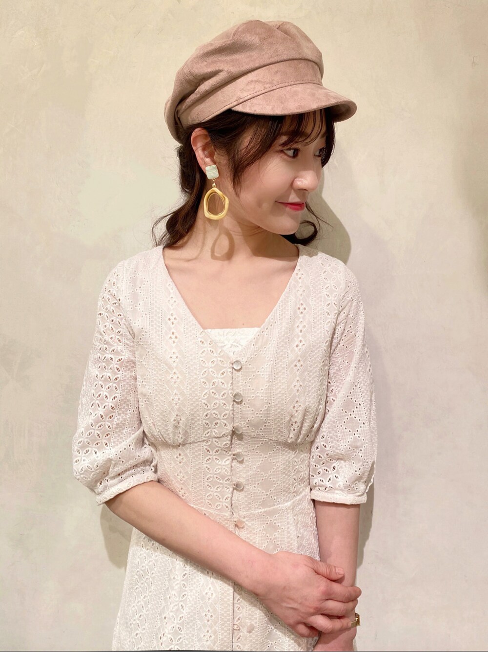 ブルー系のデニムパンツ、ベージュ系のキャスケットを着用したレディースの春コーディネートの3枚目の写真