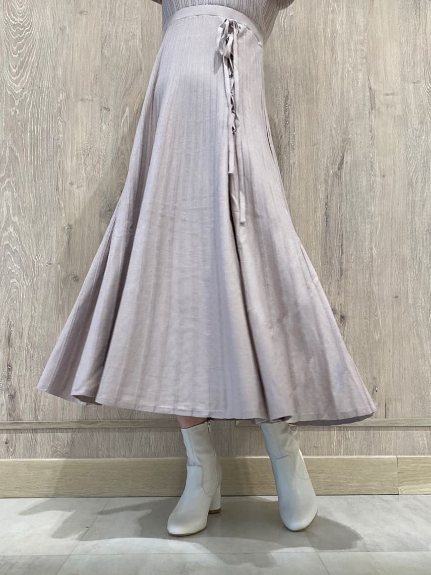 ホワイト系のその他シューズ、ピンク系のチェスターコート、ベージュ系のワンピースを着用したレディースの秋コーディネートの10枚目の写真