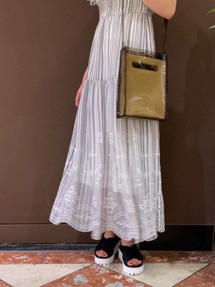 ブラック系のハンドバッグを着用したレディースの夏コーディネートの5枚目の写真