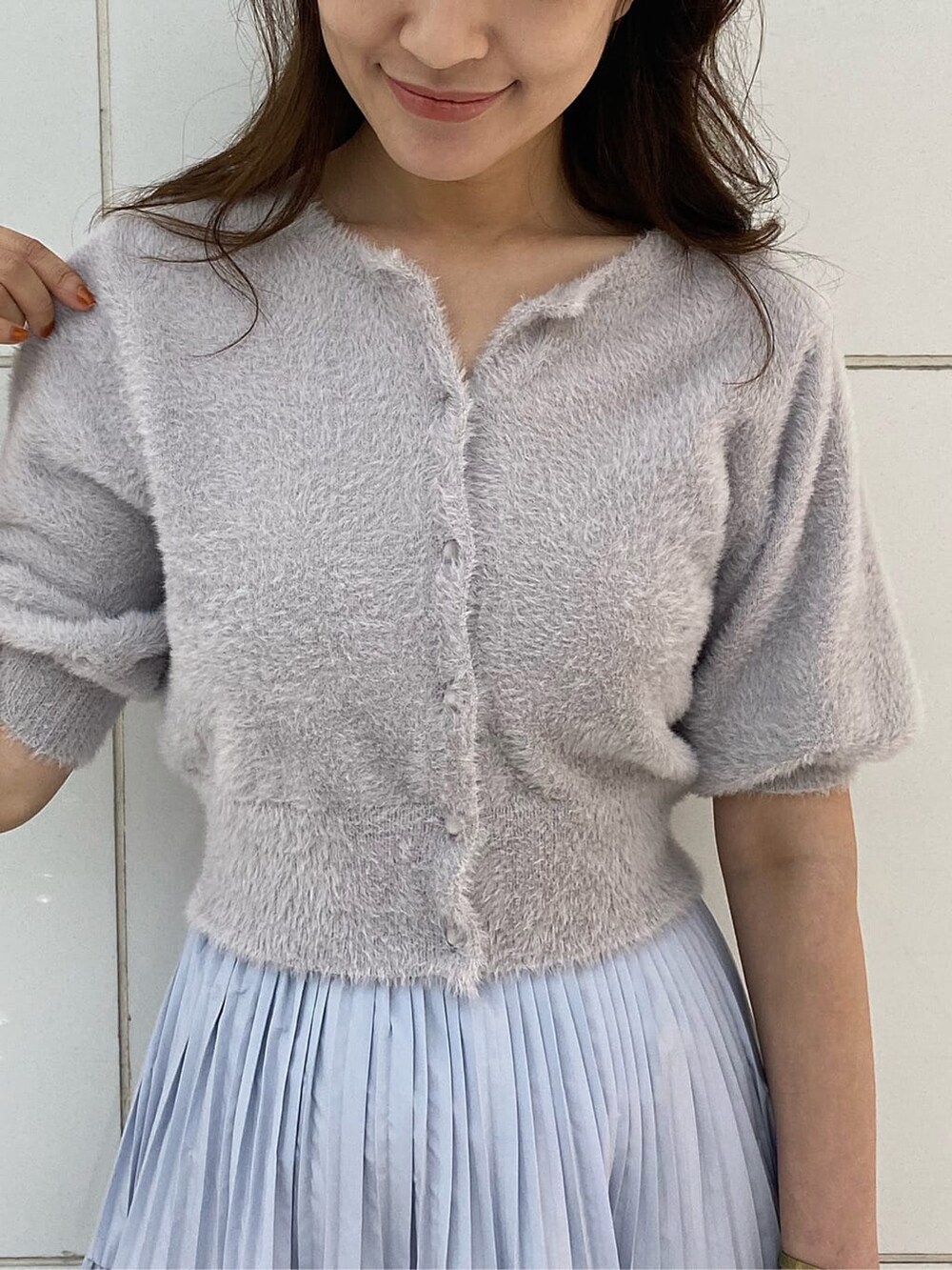 ブルー系のスカート、ベージュ系のハンドバッグ、ホワイト系のその他シューズを着用したレディースの夏コーディネートの5枚目の写真