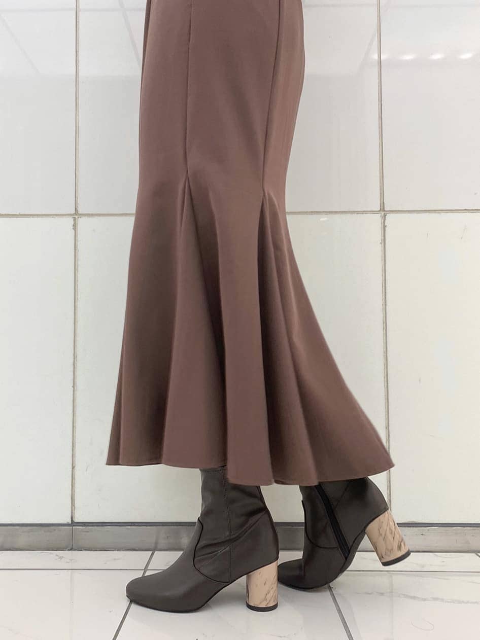 その他のシャツ/ブラウス、ブラック系のテーラードジャケット、ブラウン系のその他シューズを着用したレディースの秋コーディネートの10枚目の写真