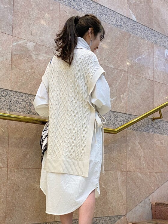 シルバー系のイヤリング、その他のストール/ショールを着用したレディースの冬コーディネートの4枚目の写真