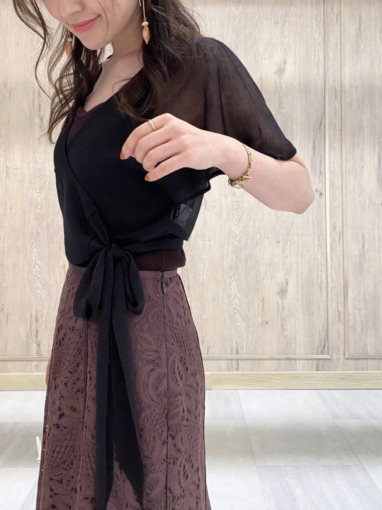 ホワイト系のハンドバッグ、ブラウン系のスカート、ブラウン系のニット/セーターを着用したレディースの夏コーディネートの5枚目の写真