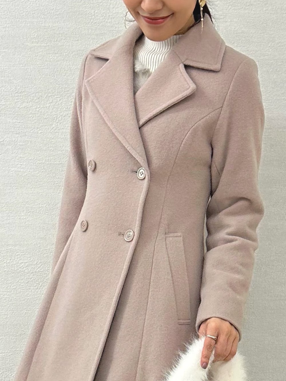 ホワイト系のブーツ、ベージュ系のその他アウター、ホワイト系のワンピースを着用したレディースの秋コーディネートの4枚目の写真