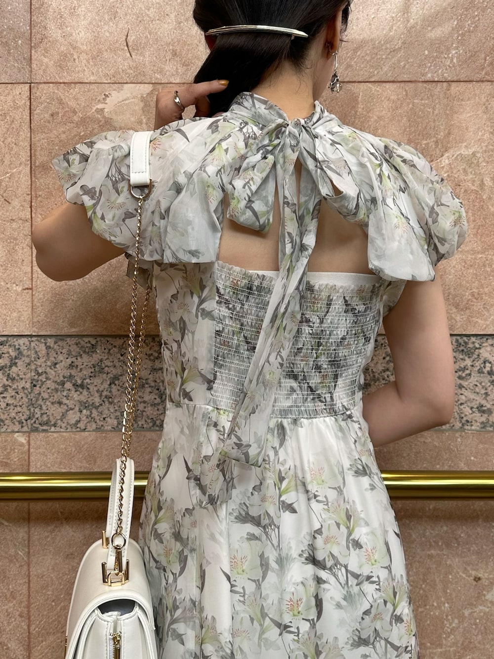 その他のサンダル、ホワイト系のチューブトップ、ホワイト系のワンピースを着用したレディースの春コーディネートの7枚目の写真