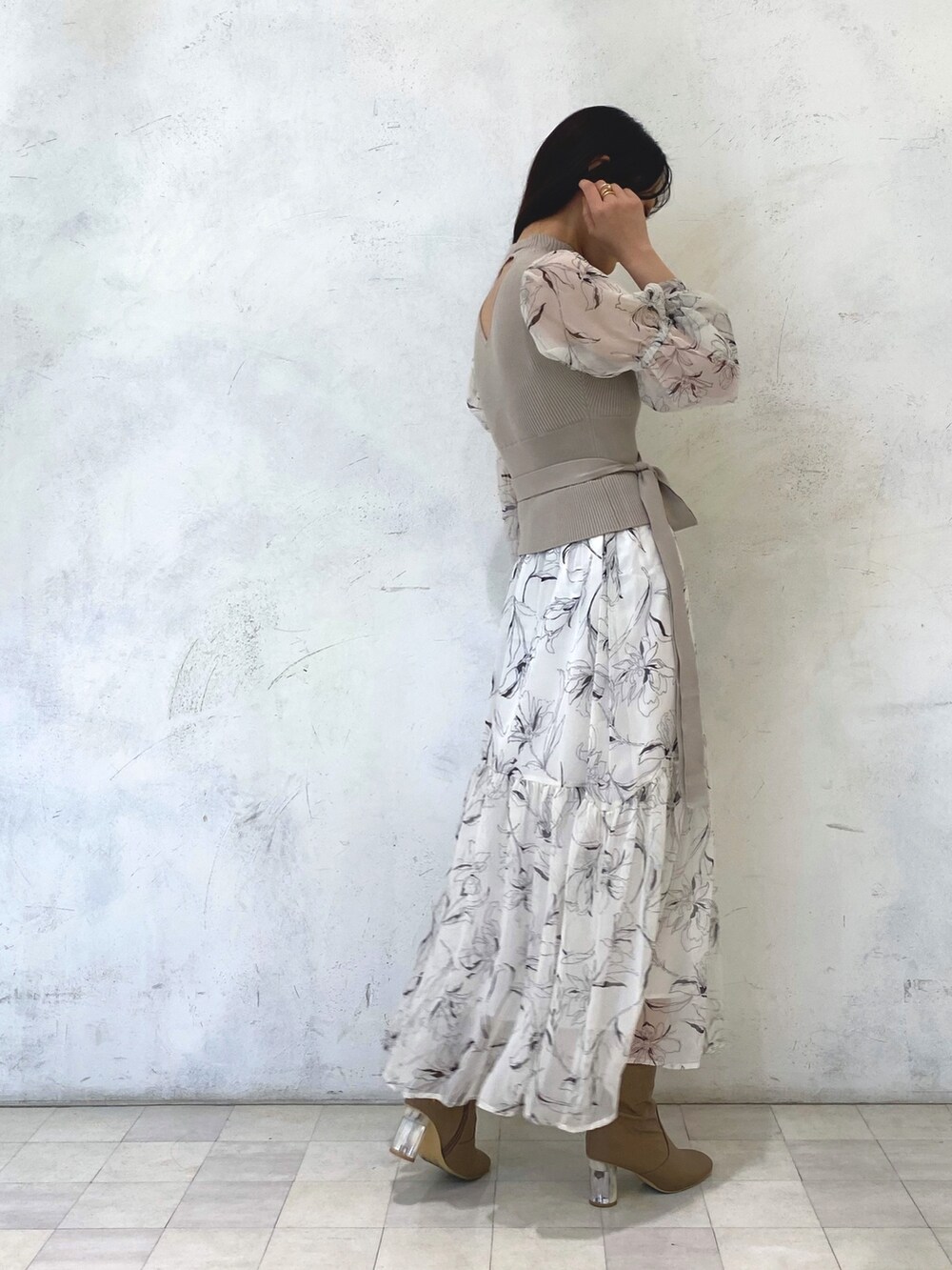 ホワイト系のワンピース、ホワイト系のワンピース、ベージュ系のブーツを着用したレディースの秋コーディネートの3枚目の写真