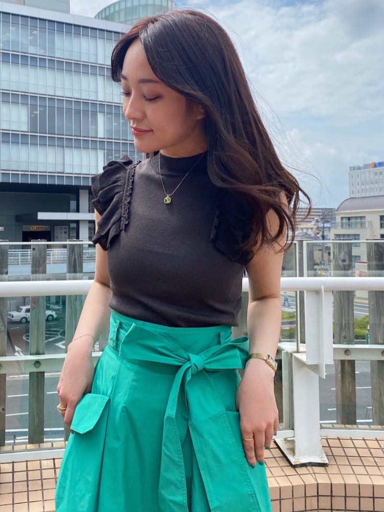 ブラウン系のサンダル、グリーン系のスカート、グレー系のワンピースを着用したレディースの夏コーディネートの5枚目の写真