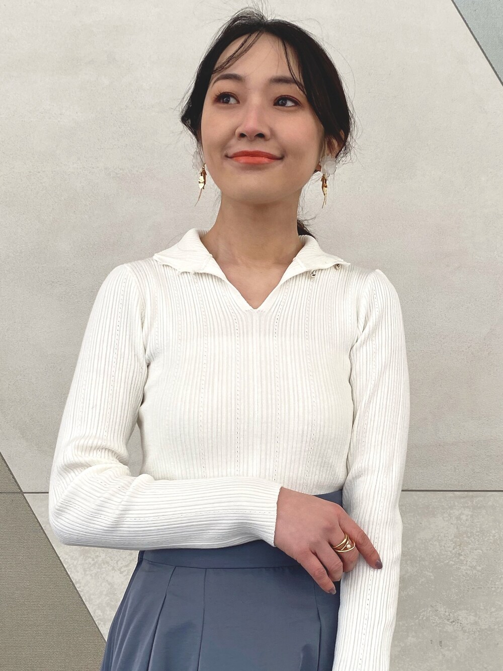 ブルー系のスカート、ホワイト系のニット/セーター、ホワイト系のキャミソールを着用したレディースの冬コーディネートの7枚目の写真