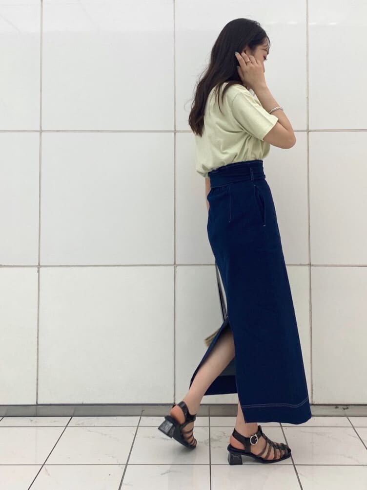 ブラック系のサンダル、ブラック系のトートバッグ、ブルー系のスカートを着用したレディースの夏コーディネートの8枚目の写真