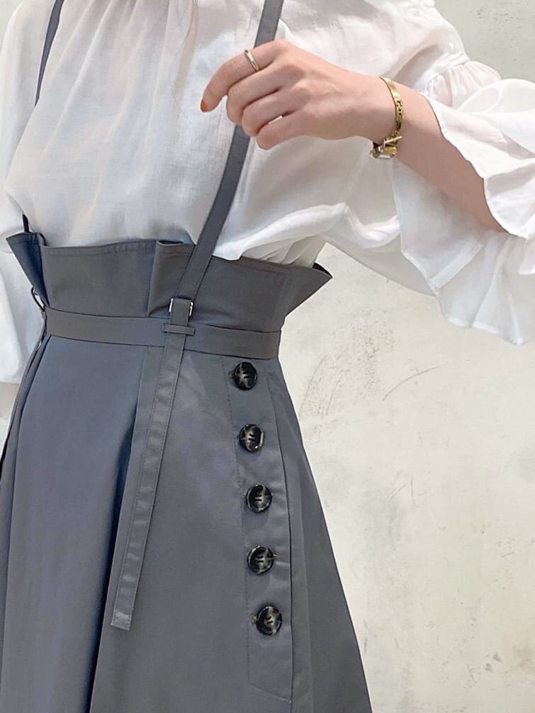 ホワイト系のシャツ/ブラウス、ベージュ系のスカート、ベージュ系のハンドバッグを着用したレディースの夏コーディネートの6枚目の写真