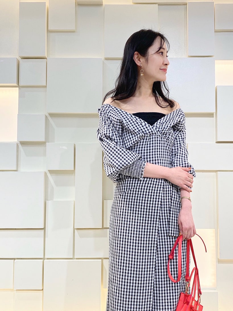 ブラック系のTシャツ/カットソー、レッド系のハンドバッグ、ブラック系のシャツ/ブラウスを着用したレディースの春コーディネートの2枚目の写真