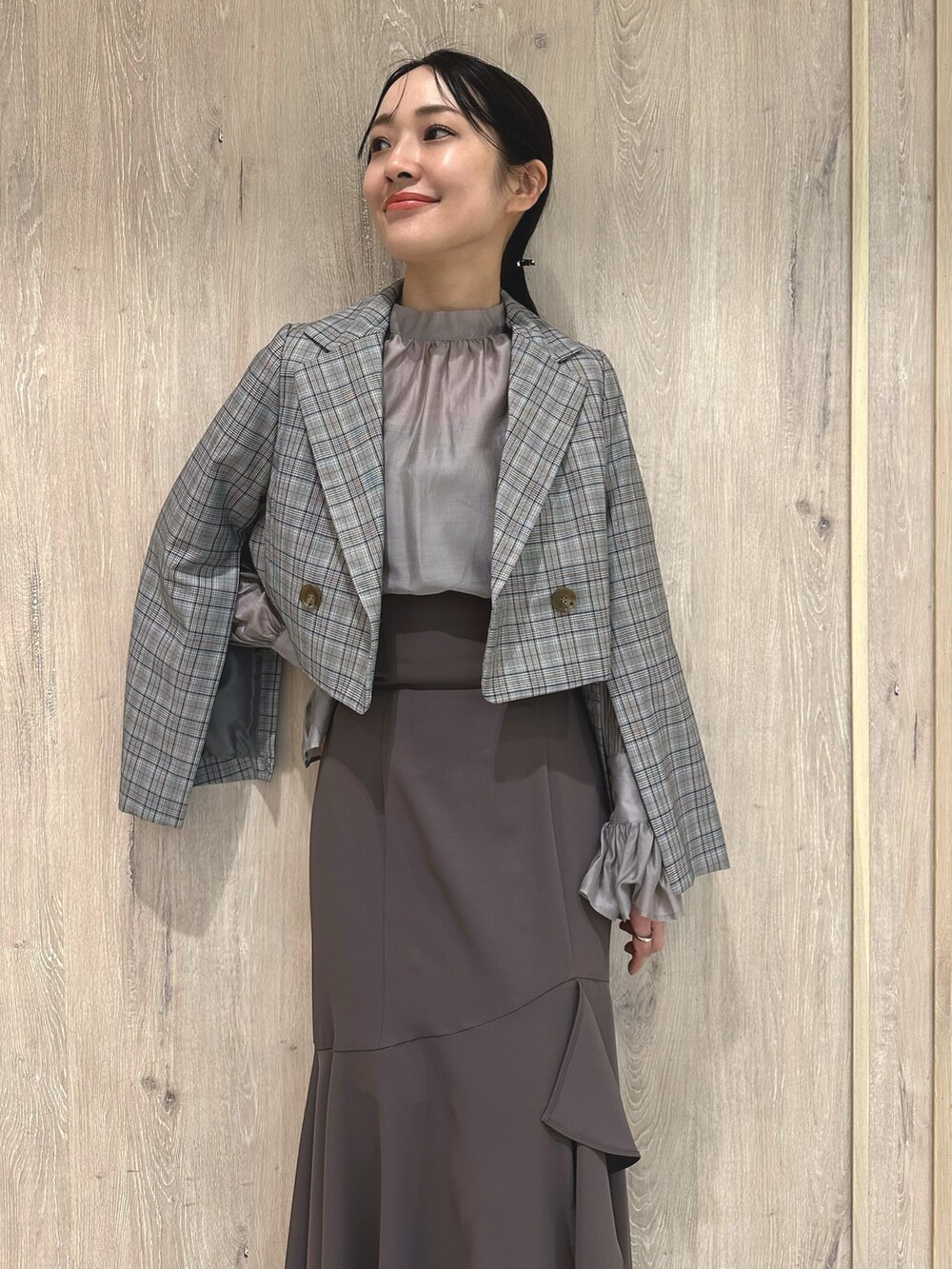 グレー系のシャツ/ブラウス、ホワイト系のブーツ、ブラウン系のテーラードジャケットを着用したレディースの冬コーディネートの5枚目の写真