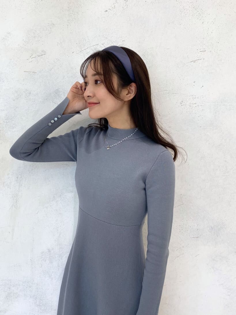 ホワイト系のその他シューズ、ベージュ系のハンドバッグ、ブルー系のワンピースを着用したレディースの秋コーディネートの8枚目の写真