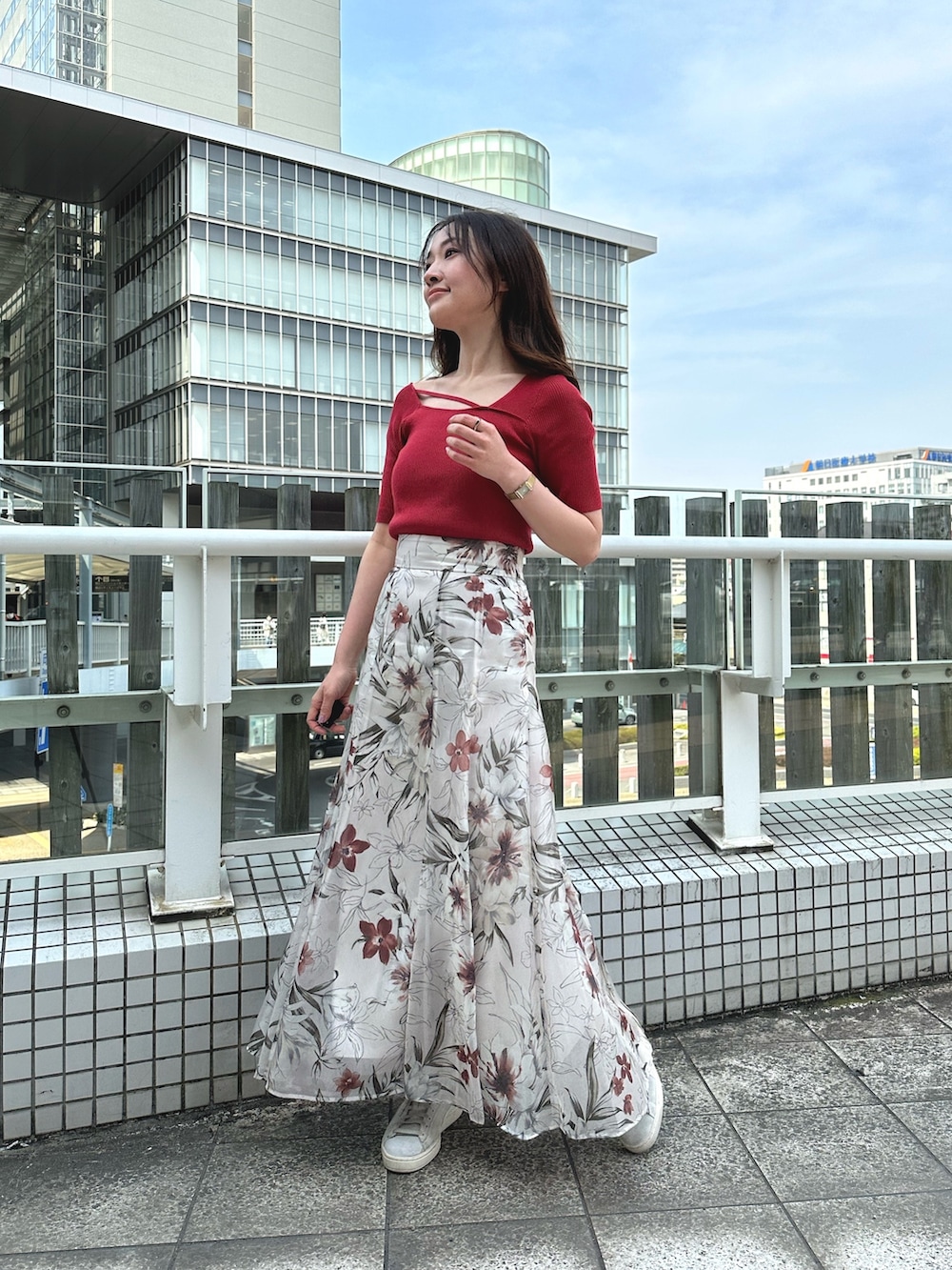 「 MERCURYDUO、マーキュリーデュオ(MERCURYDUO)、マーキュリーデュオ、赤コーデ、スニーカー 白、スニーカースタイル、スニーカー女子、大人フェミニン」｜「PUMAのPUMA×MERCURYDUO スウェードクラシック（スニーカー、グレー系）」を使った、村岡愛美さん（レディース・162cm）の春コーディネートの2枚目の写真