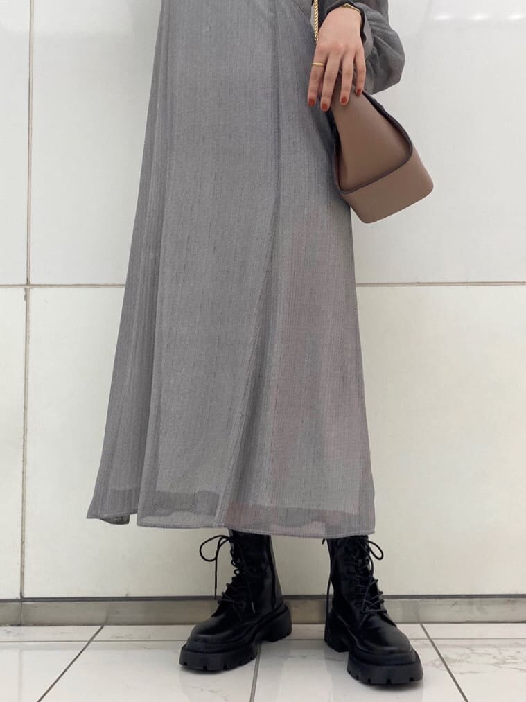 ブラック系のブーツ、ブラウン系のハンドバッグ、ブラック系のワンピースを着用したレディースの夏コーディネートの6枚目の写真