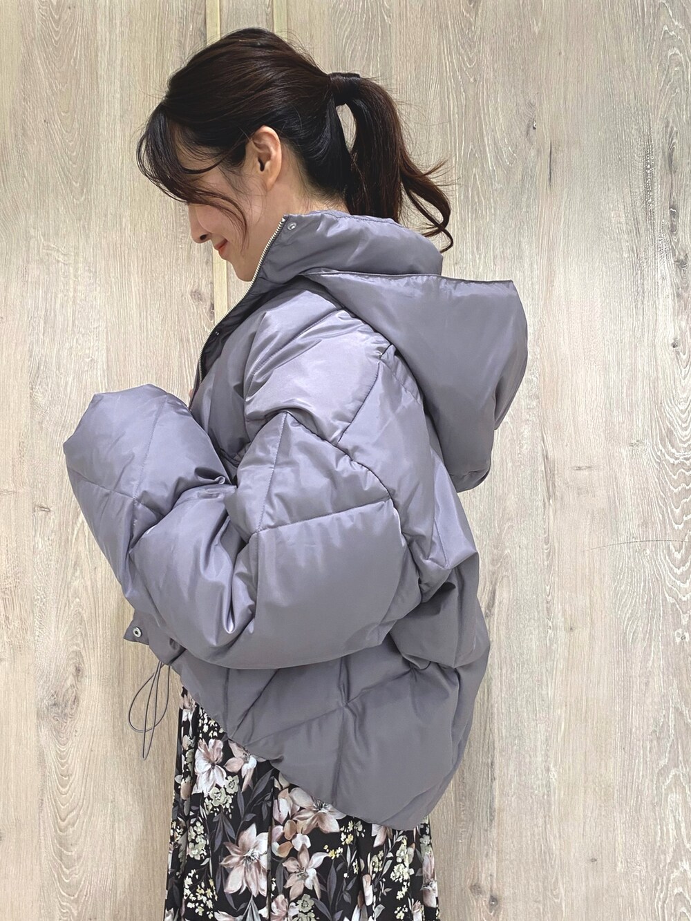 ホワイト系のローファー、ブラウン系のワンピース、パープル系のダウンジャケット/コートを着用したレディースの秋コーディネートの5枚目の写真