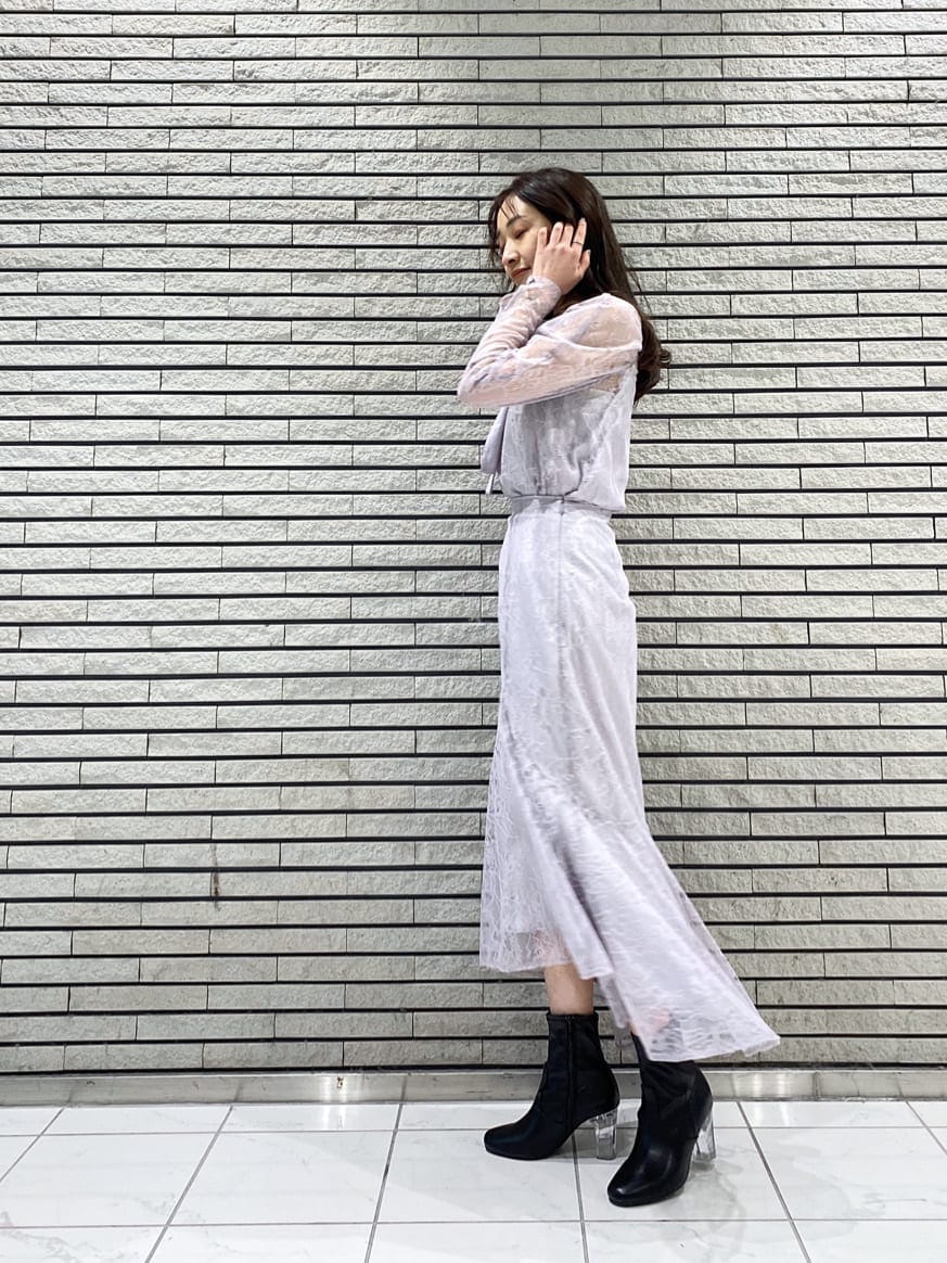 ホワイト系のTシャツ/カットソー、パープル系のシャツ/ブラウス、パープル系のスカートを着用したレディースの冬コーディネートの4枚目の写真