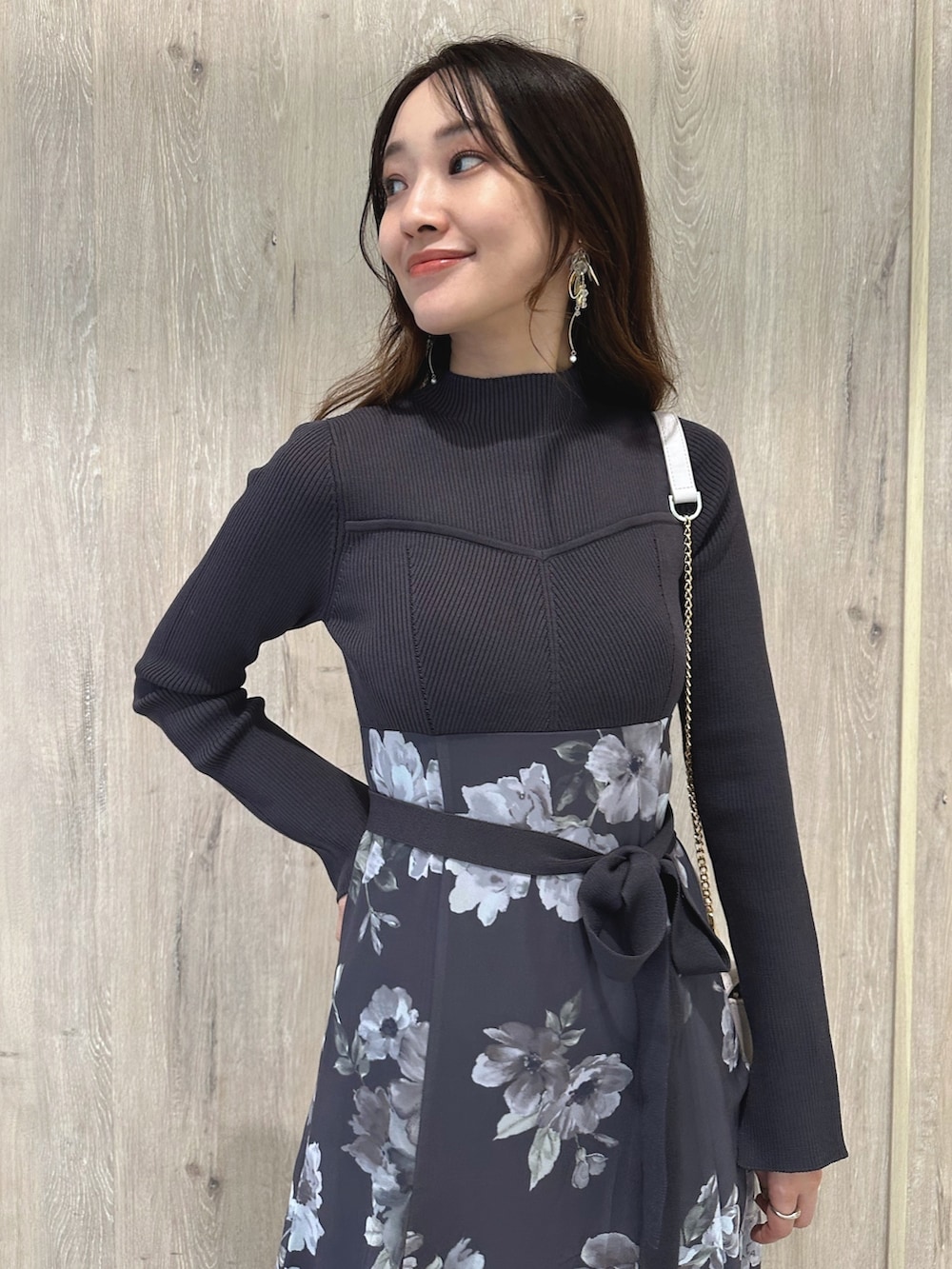 ピンク系のショルダーバッグ、ブラウン系のパンプス、パープル系のワンピースを着用したレディースの秋コーディネートの5枚目の写真