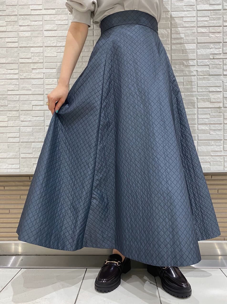 グレー系のスカート、グリーン系のシャツ/ブラウス、ブラウン系のローファーを着用したレディースの夏コーディネートの8枚目の写真