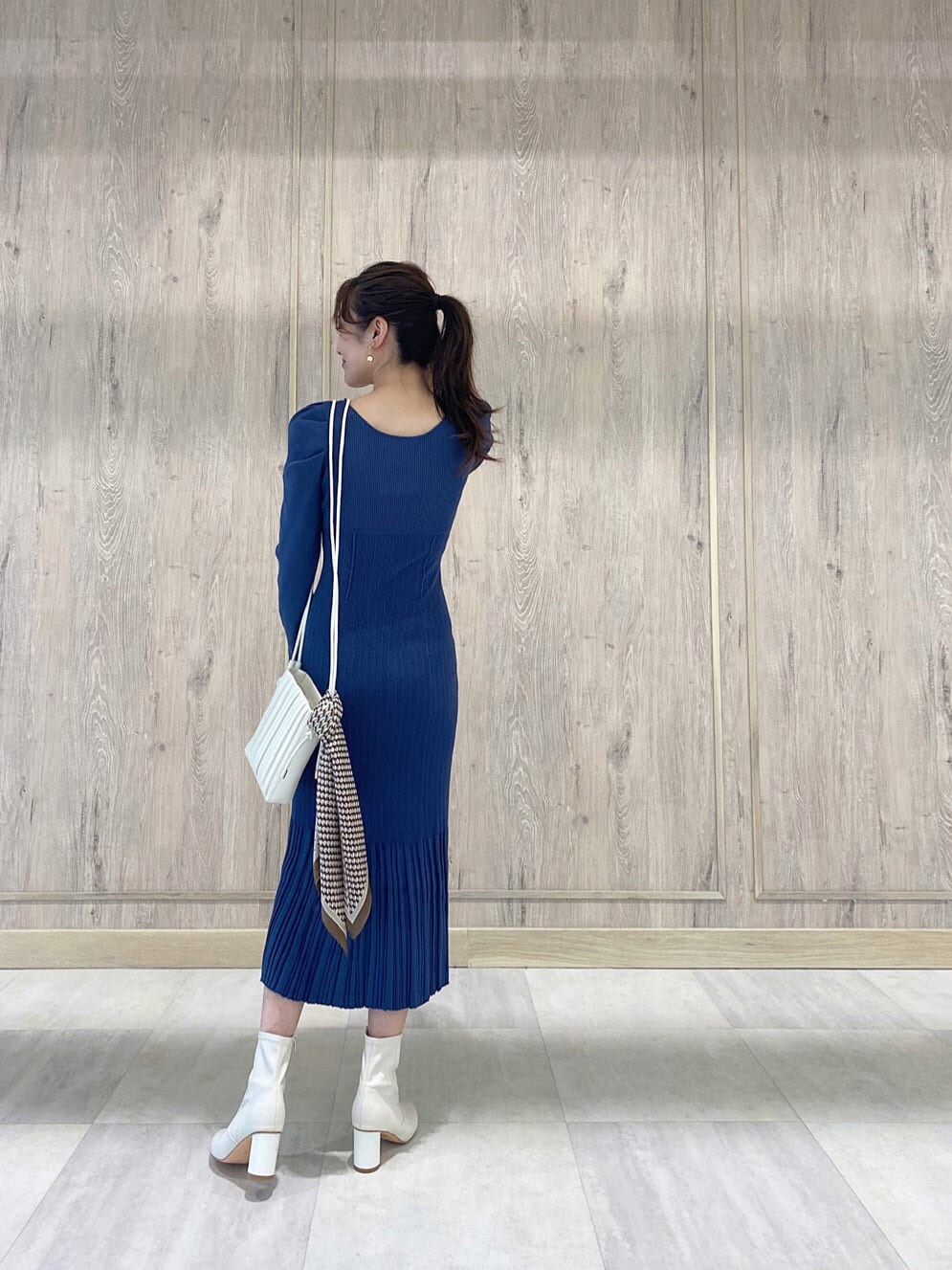 ホワイト系のその他シューズ、ホワイト系のハンドバッグ、ブルー系のワンピースを着用したレディースの秋コーディネートの3枚目の写真