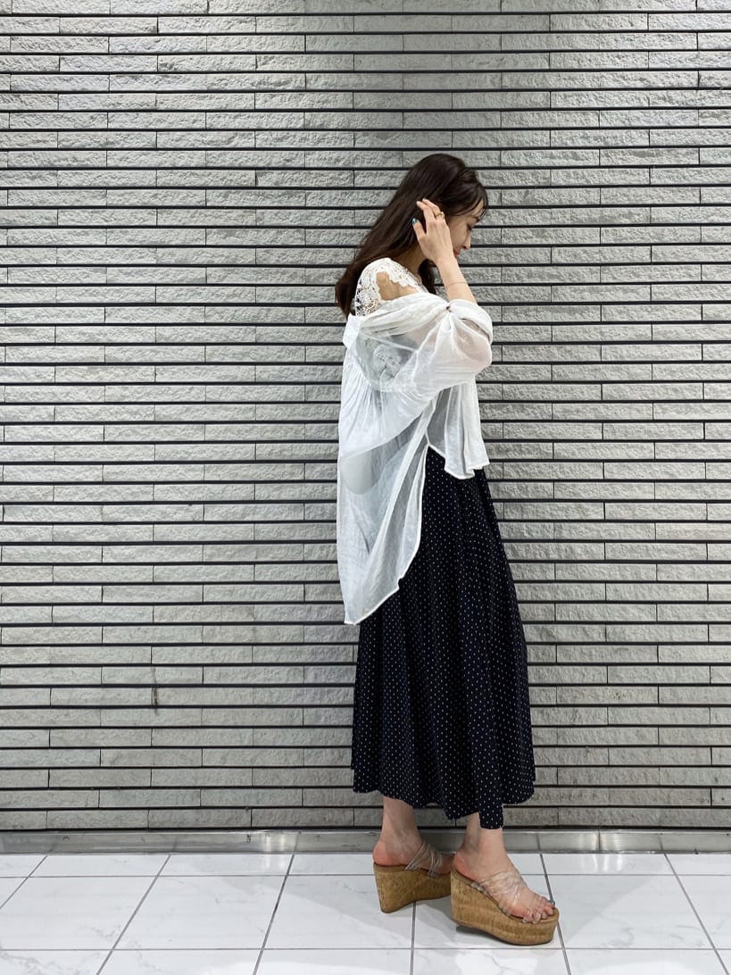 ブラック系のキャミソール、その他のサンダル、ホワイト系のショルダーバッグを着用したレディースの春コーディネートの2枚目の写真