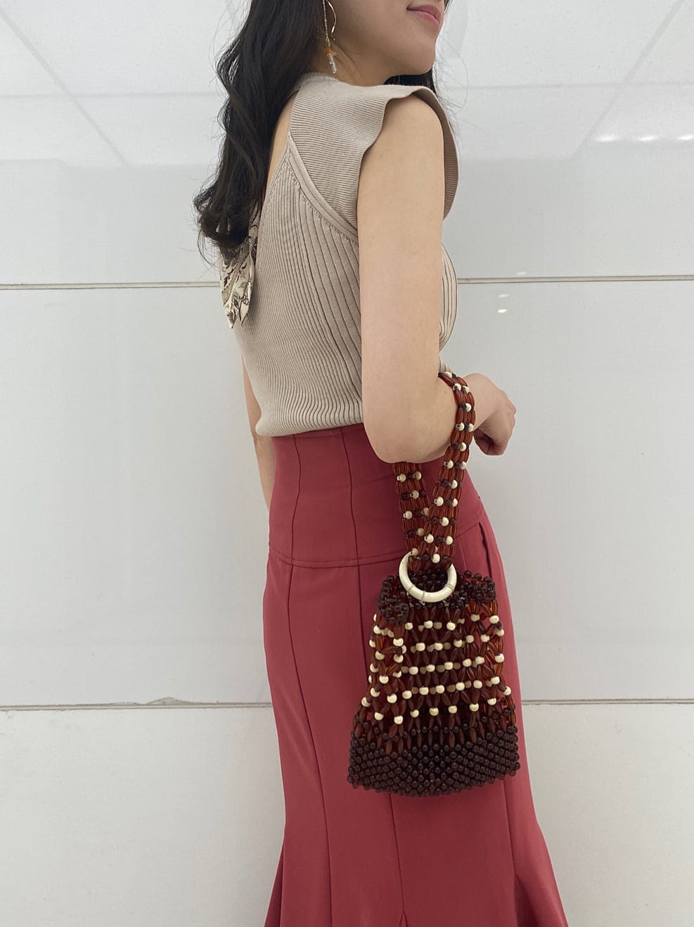 ベージュ系のTシャツ/カットソー、ベージュ系のニット/セーター、ブラウン系のサンダルを着用したレディースの夏コーディネートの5枚目の写真