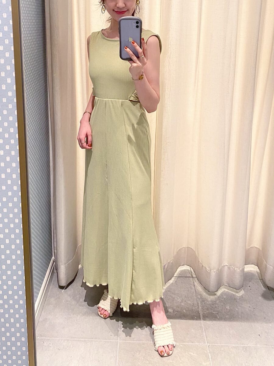 ホワイト系のシャツ/ブラウス、ホワイト系のサンダル、シルバー系のピアス（両耳用）を着用したレディースの夏コーディネートの8枚目の写真