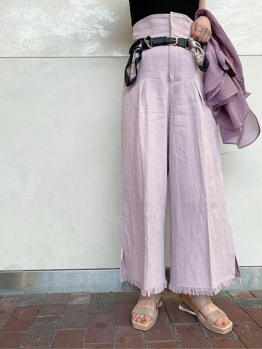 パープル系のシャツ/ブラウス、ピンク系のその他パンツ、ベージュ系のサンダルを着用したレディースの春コーディネートの8枚目の写真