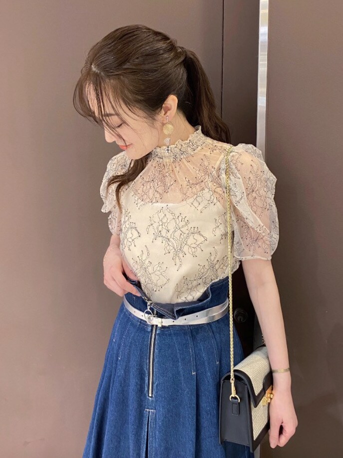 ブラウン系のサンダルを着用したレディースの夏コーディネートの4枚目の写真