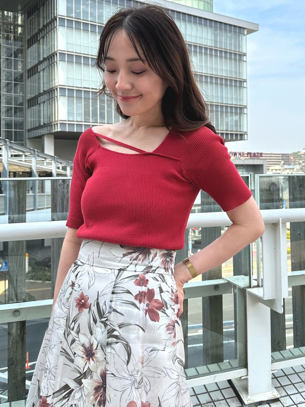 「 MERCURYDUO、マーキュリーデュオ(MERCURYDUO)、マーキュリーデュオ、赤コーデ、スニーカー 白、スニーカースタイル、スニーカー女子、大人フェミニン」｜「PUMAのPUMA×MERCURYDUO スウェードクラシック（スニーカー、グレー系）」を使った、村岡愛美さん（レディース・162cm）の春コーディネートの5枚目の写真