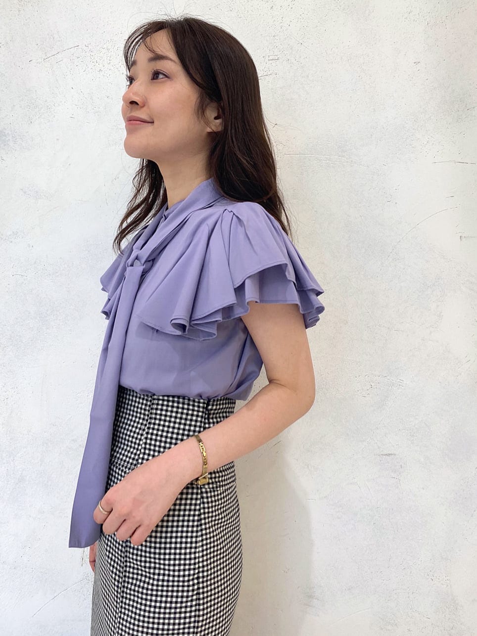 ブラック系のサンダル、ブルー系のシャツ/ブラウス、その他のスカートを着用したレディースの春コーディネートの5枚目の写真